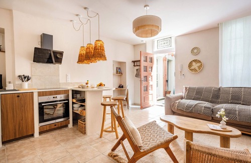 Carpentras Apartamento | Le Jardin Secret - Bali Suite with whirlpool, very large TV, air conditioning and wifi