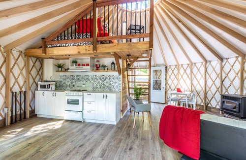 Notre-Dame-du-Laus Chalet De Esquí | Le Lièvre Luxury Yurt