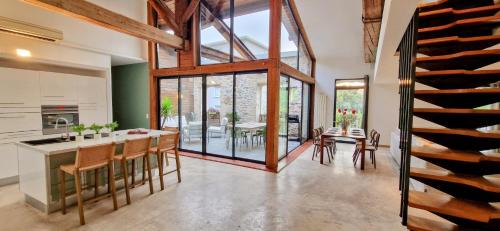 Sete Apartamento | LE LOFT DE THAU, Standing, Grand Patio, Déco Bohème, Parking, Climatisation