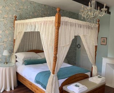 Salerm Cama Y Desayuno | Le Manoir aux Volets Verts with Hot Tub