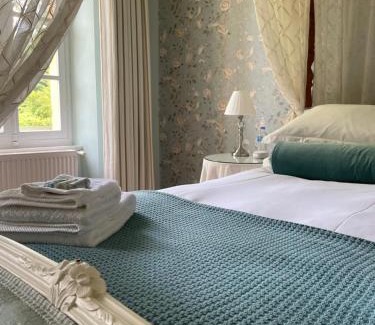 Salerm Cama Y Desayuno | Le Manoir aux Volets Verts with Hot Tub