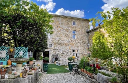 Vallon-Pont-d'Arc Hotel | Le Manoir du Raveyron