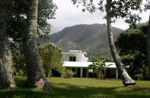 Mont-Dore Sud Villa | Le Mont Dore: Villa de lujo con playa privada ...