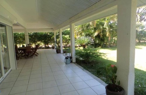 Mont-Dore Sud Villa | Le Mont Dore: Villa de lujo con playa privada ...