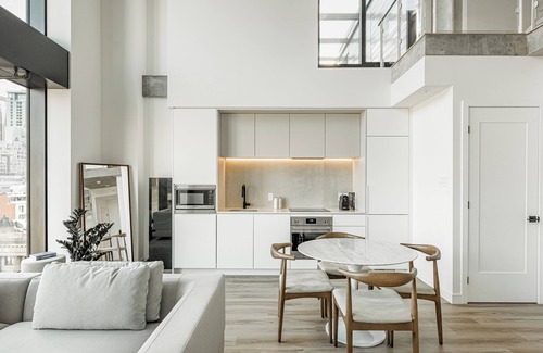 Shaughnessy Village Apartamento | Le Mont Mezzanine Suite with Balcony