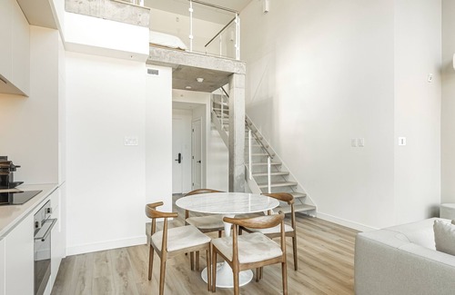 Shaughnessy Village Apartamento | Le Mont Mezzanine Suite with Balcony