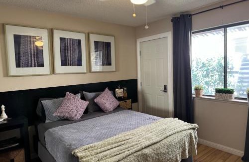 Sunrise Manor Casa | Le Noir, A private bedroom with a private entrance - shared bathroom