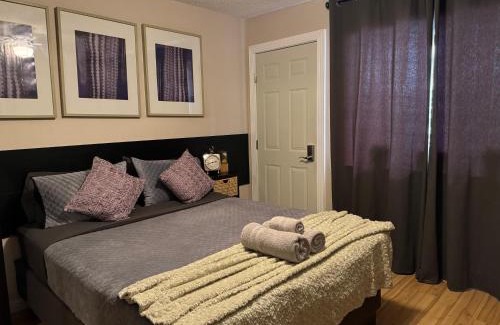 Sunrise Manor Casa | Le Noir, A private bedroom with a private entrance - shared bathroom