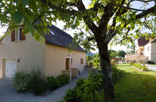 Saint-Julien-de-Lampon Casa | Le Noyer: casa rural de lujo y tranquilamente ubicada en 'maison' con el uso de grandes piscinas.