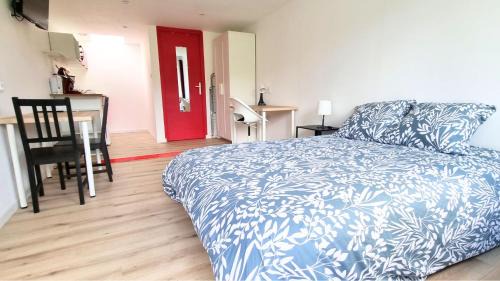 Avesnes-sur-Helpe Apartamento | Le petit Château Avesnois - Studio avec terrasse vue sur le jardin