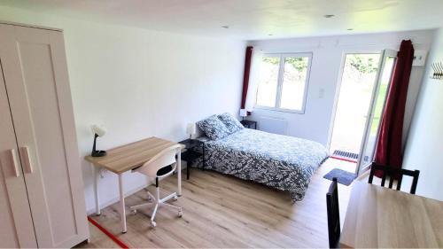 Avesnes-sur-Helpe Apartamento | Le petit Château Avesnois - Studio avec terrasse vue sur le jardin