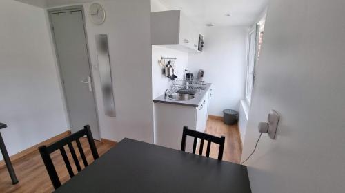 Avesnes-sur-Helpe Apartamento | Le petit Château Avesnois - Studio en rez-de-chaussée