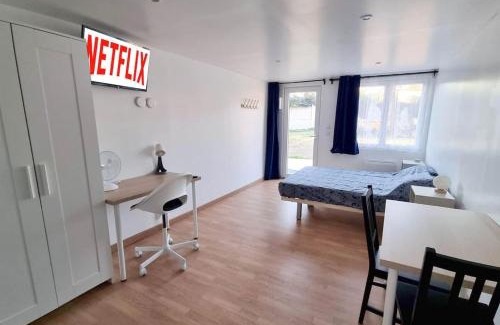 Avesnes-sur-Helpe Apartamento | Le petit Château Avesnois - Studio en rez de jardin avec terrasse privée