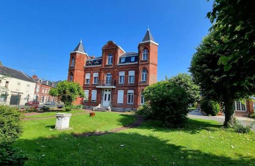 Avesnes-sur-Helpe Apartamento | Le petit Château Avesnois - Studio en rez de jardin avec terrasse privée