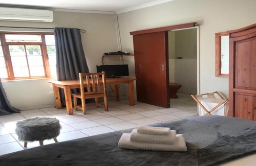 Durbanville Casa | Le Petit Chateau Guest House