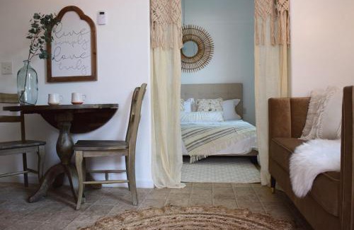 North Spokane Casa | Le Petit Guesthouse -King Bed Walk to Whitworth