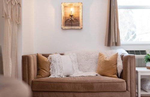 North Spokane Casa | Le Petit Guesthouse -King Bed Walk to Whitworth