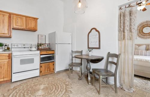 North Spokane Casa | Le Petit Guesthouse -King Bed Walk to Whitworth
