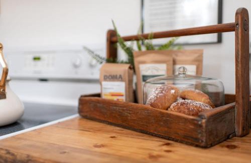 North Spokane Casa | Le Petit Guesthouse -King Bed Walk to Whitworth
