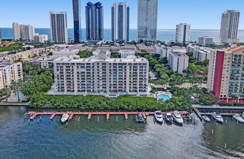 Eastern Shores Condominio | Le Petit Italie ,Water view 2/2 with pool