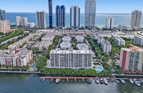 Eastern Shores Condominio | Le Petit Italie ,Water view 2/2 with pool