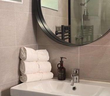 Historic Centre Apartamento | Le Peyrou - Elegant One-Bedroom Apartment for up to 4 Guests - Free Parking - Air Conditioning - Prime City Center Location