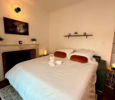 Historic Centre Apartamento | Le Peyrou - Elegant One-Bedroom Apartment for up to 4 Guests - Free Parking - Air Conditioning - Prime City Center Location