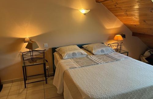 Le Glaizil Cama Y Desayuno | Le Rocher des Ducs, Appartement & Chambres, abris voitures et motos