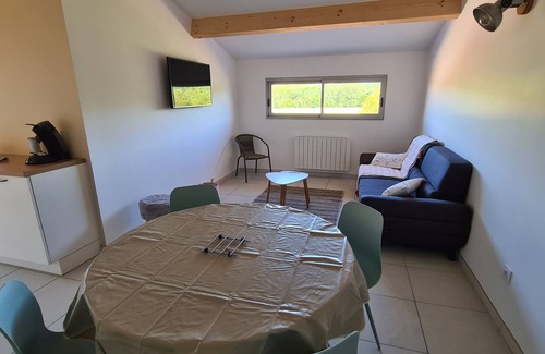 Saint-Leon-sur-Vezere Cabaña | Le Séchoir des acacias, 85m2 "Les Chênes Verts" gîte with heated pool.