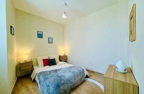 Sens Apartamento | Le Saint Savinien - By 69ALSACELO - Patio Privé - Idéal Couple & Pros - Canapé convertible - Centre Ville - WiFi Fibre - Check-in Autonome - Parking Facile & Gratuit