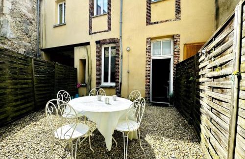 Sens Apartamento | Le Saint Savinien - By 69ALSACELO - Patio Privé - Idéal Couple & Pros - Canapé convertible - Centre Ville - WiFi Fibre - Check-in Autonome - Parking Facile & Gratuit