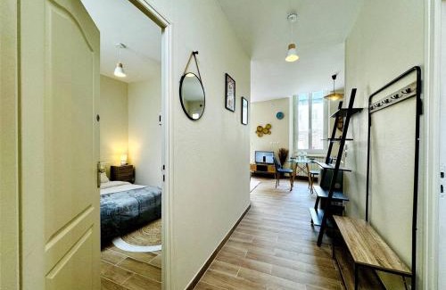 Sens Apartamento | Le Saint Savinien - By 69ALSACELO - Patio Privé - Idéal Couple & Pros - Canapé convertible - Centre Ville - WiFi Fibre - Check-in Autonome - Parking Facile & Gratuit