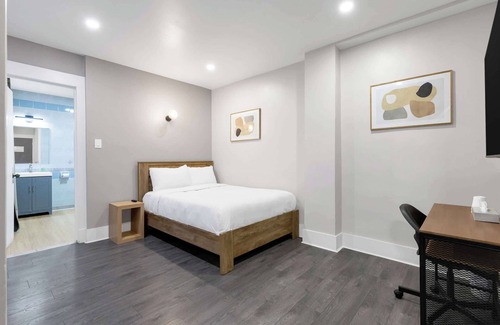 Quartier des Spectacles Hotel | Beautiful Hotel Room sleeps 4- AAA Location