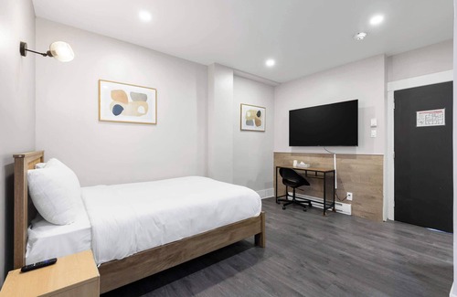 Quartier des Spectacles Hotel | Beautiful Hotel Room sleeps 4- AAA Location