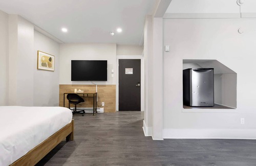Quartier des Spectacles Hotel | Beautiful Hotel Room sleeps 4- AAA Location