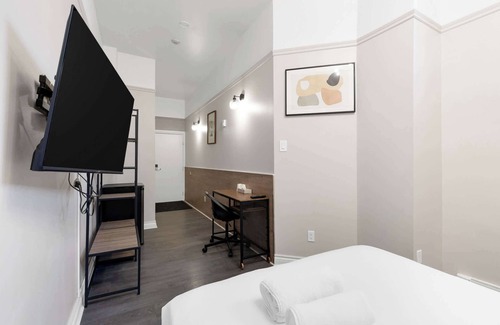 Quartier des Spectacles Hotel | Welcome to ''Le Sand & Stone Hotel'' AAA location