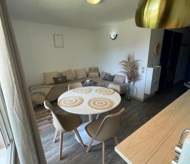 La Celle-sous-Gouzon Apartamento | Le Santorin T2 climatisé parking piscine