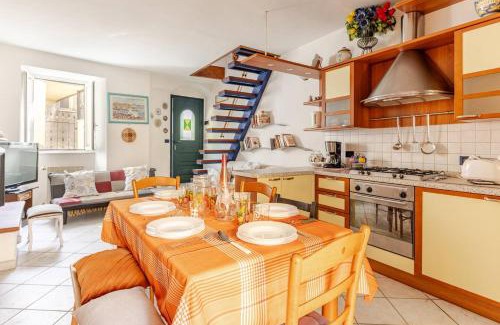 Pitelli Casa | LE SOLEIL DOREE' MAISON Wi-Fi VACATIONS LERICI 5 TERRE