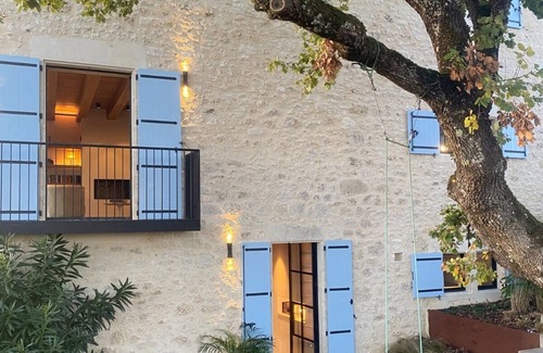 Montagudet Apartamento | Le Suite Jardin: Contemporary designed apartment in an ancient farmhouse