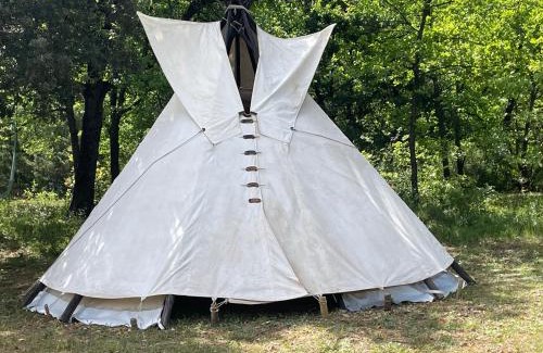 Trans-en-Provence Otro | Le tipi Naskapi