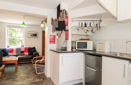 Eype Cabaña | LEA COTTAGE, pet friendly, character holiday cottage in Eype