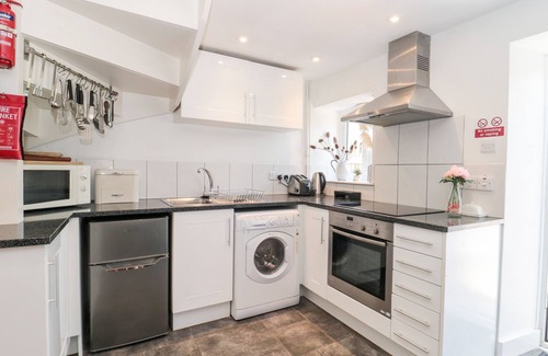 Eype Cabaña | LEA COTTAGE, pet friendly, character holiday cottage in Eype