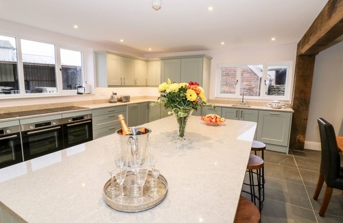 Clows Top Cabaña | LEA FARM HOUSE, family friendly, with hot tub in Cleobury Mortimer