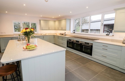 Clows Top Cabaña | LEA FARM HOUSE, family friendly, with hot tub in Cleobury Mortimer