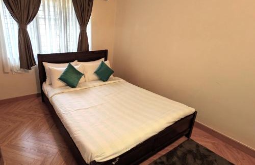 D Souza Layout Apartamento | Leaf Luxe at Lavelle Road AC 3BHK in CBD Bangalore