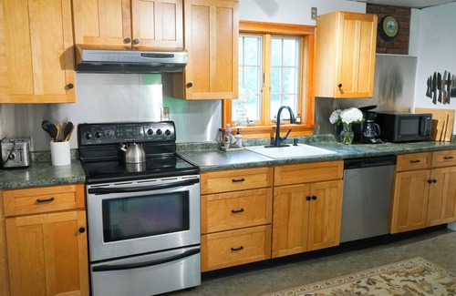 Mount Tabor Cabaña | Leaf Peeper's Delight! 2-Bedroom Cottage in the Green Mountains