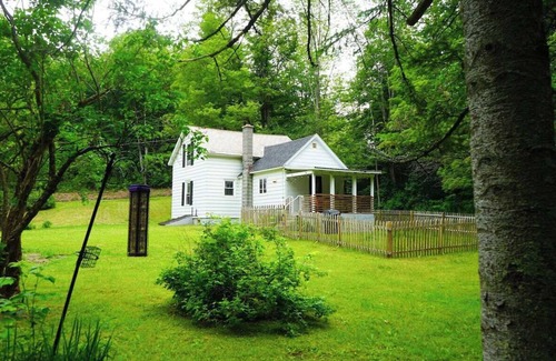 Mount Tabor Cabaña | Leaf Peeper's Delight! 2-Bedroom Cottage in the Green Mountains