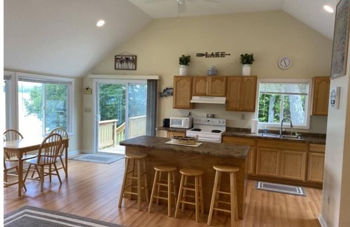 Antrim Cabaña | Leaf Peeper Special! Waterfront!