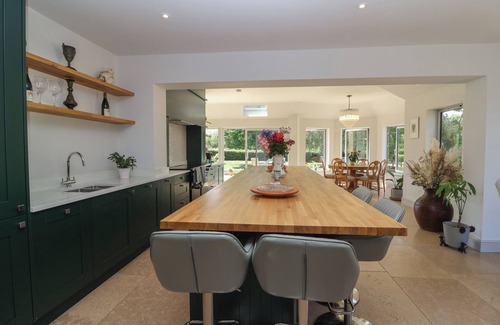 Great Witcombe Cabaña | LEAFIELD COTTAGE, pet friendly, with a garden in Brockworth