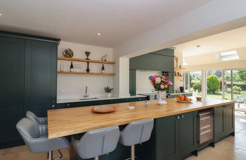 Great Witcombe Cabaña | LEAFIELD COTTAGE, pet friendly, with a garden in Brockworth